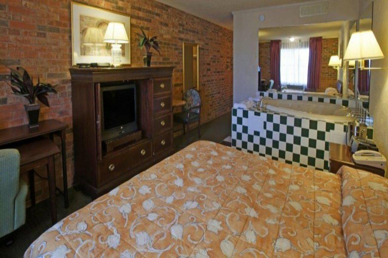 Americas Best Value Inn And Suites North 法默斯布兰奇 外观 照片